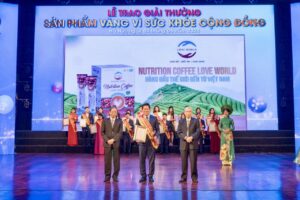 Đại diện Love World - Nhà sáng lập & Tổng giám đốc Nguyễn Hữu Cường nhận giải thưởng “Huy chương vàng vì sức khỏe cộng đồng”